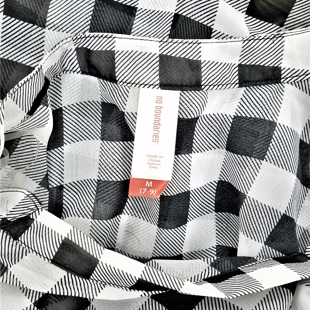 Two Patterned Medium Blouses - Picture 4 of 7